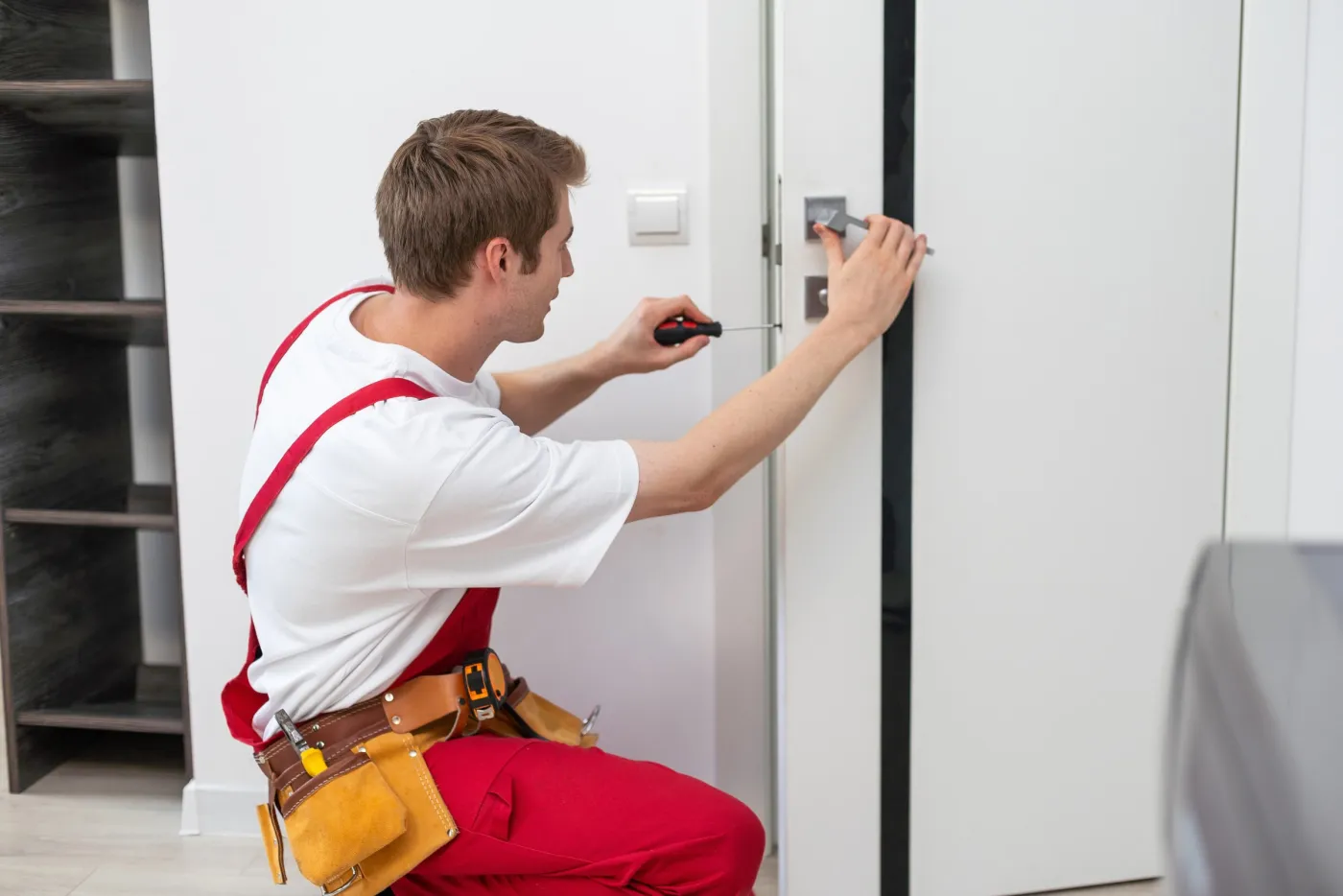 Pose d'une serrure sur une porte d'appartement dans une copropriété clichoise